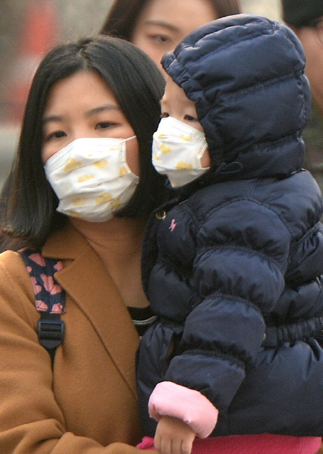 ▲ 강화·옹진·영종 지역을 제외한 인천 전 지역에 초미세먼지 주의보가 발령된 16일 인천시 남구 인천종합버스터미널 사거리 앞의 시민들이 마스크를 쓴 채 발걸음을 재촉하고 있다.장용준기자