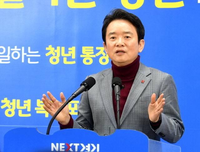 ▲ 16일 경기도청 브리핑룸에서 남경필 경기지사가 미세먼지 대책 관련 기자회견을 하고 있다. 이날 남경필 경기지사는 지난 15일 서울시가 시행한 ‘미세먼지 대중교통 무료 운행’과 관련 “미세먼지 농도 감소 효과가 없으며 혈세 낭비와 국민 위화감을 조성한다”며 무료 운행을  즉각 중단할 것을 촉구했다. 전형민기자