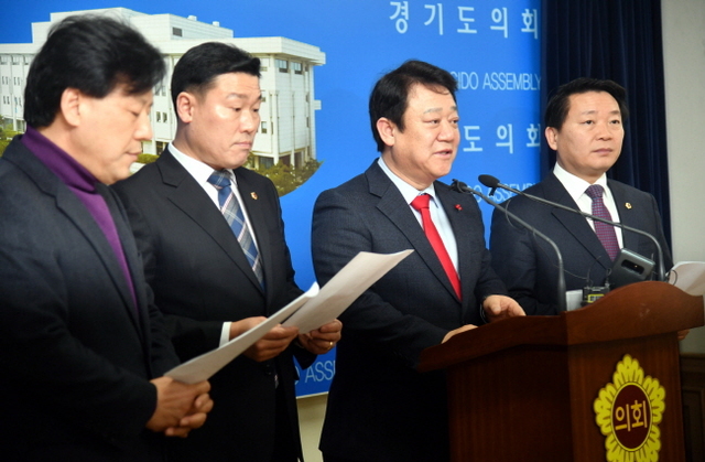 ▲ 17일 경기도의회 브리핑룸에서 열린 기자회견에서 경기도의회 자유한국당 최호 대표의원, 임두순, 방성환, 박재순 의원이 지난 16일 기자회견을 통해 더불어민주당이 언급한 ‘연정 종료’ 제안을 철회할 것을 요구하고 있다.전형민기자