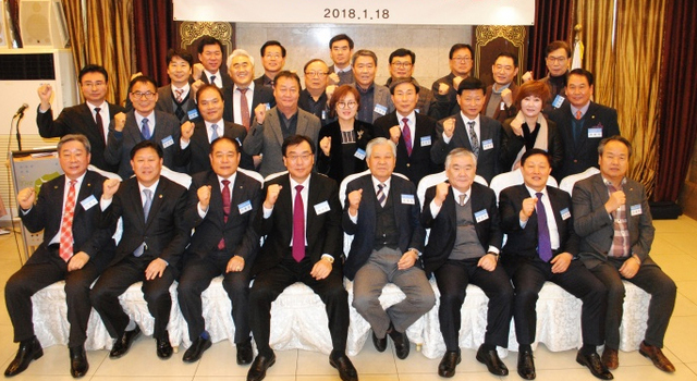 ▲ (지면용)18일 남양주시 진접읍에 위치한 늘봄가든 3층 프리마홀에서 ‘경기일보 구리ㆍ남양주지사 2018년 제2기 자문위원 위촉식’이 열린 가운데 신항철 대표이사 사장 등 경기일보 임직원과 신임 자문위원들이 기념촬영을 하고 있다. 하지은기자