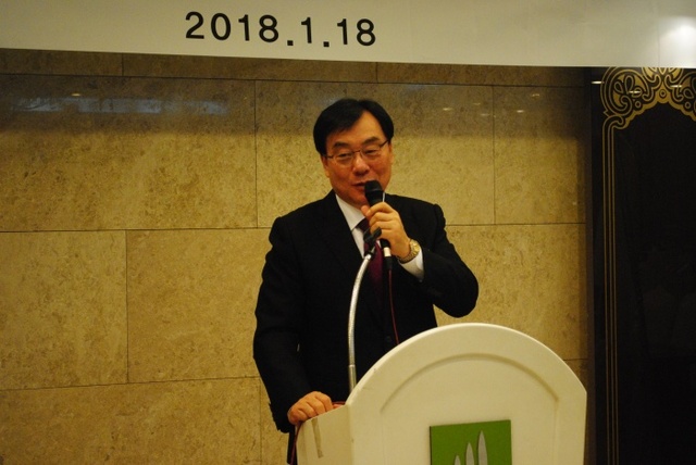 ▲ (웹용)18일 남양주시 진접읍에 위치한 늘봄가든 3층 프리마홀에서 ‘경기일보 구리ㆍ남양주지사 2018년 제2기 자문위원 위촉식’이 열린 가운데 박기춘 경기일보 고문이 인사말을 하고 있다. 하지은기자