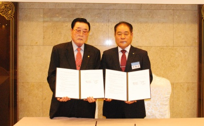 ▲ (웹용)18일 남양주시 진접읍에 위치한 늘봄가든 3층 프리마홀에서 ‘경기일보 구리ㆍ남양주지사 2018년 제2기 자문위원 위촉식’이 열린 가운데 이홍균 경기일보 구리ㆍ남양주지사 자문위원장과 박성호 대한노인회 남양주지회장이 지역사회 발전을 위한 상호 협력 협약을 체결한 뒤 기념촬영을 하고 있다. 하지은기자