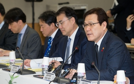 최종구 금융위원장은 18일 서울 중구 신용회복위원회에서 금융권 간담회를 개최해 '취약·연체차주 지원방안'을 발표하고 연체 발생 사전 예방, 연체부담 최소화, 취약차주의 주거안정을 위한 금융권의 협조를 당부했다. 사진/금융위원회
