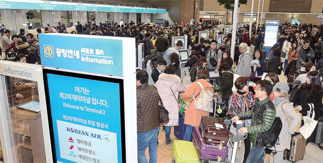 개장 첫날인 18일 오전 7시 55분 마닐라행 첫 출발기를 시작으로 해외로 나가기위해 서둘러 비행수속을 밟으려는 여행객들로 3층 출국장 수속창구가 북적이고 있다. 장용준기자