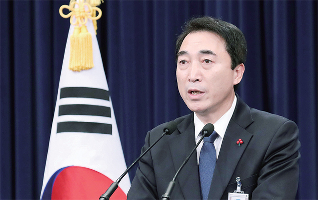 ▲ 박수현 청와대 대변인이 18일 오전 춘추관 대브리핑 실에서 지난 17일 있었던 이명박 전 대통령 성명에 관한 브리핑을 하고 있다. 연합뉴스