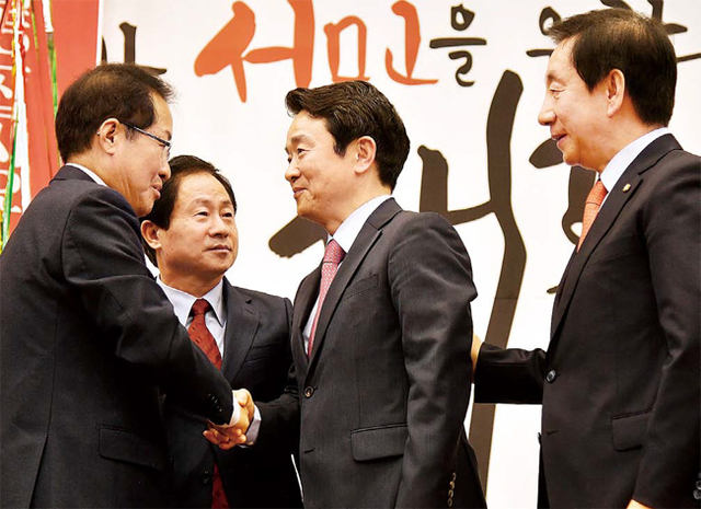 ▲ “잘해봅시다” 자유한국당 경기도당 신년인사회가 열린 18일 오후 수원시 팔달구 WI컨벤션에서 홍준표 대표와 김성태 원내대표 등이 최근 복당한 남경필 경기지사와 인사하고 있다. 김시범기자