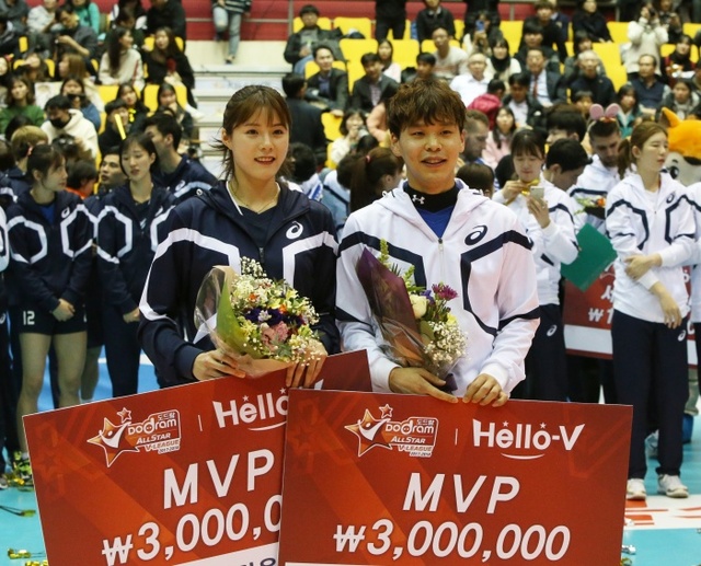 ▲ 21일 오후 의정부 체육관에서 열린 프로배구 '도드람2017-2018 V리그 올스타전'에서 MVP로 선정된 이다영(수원 현대건설·왼쪽) 정민수(서울 우리카드)가 기념촬영을 하고 있다.연합뉴스