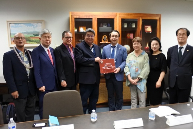 ▲ 경기도의회 대표단(단장 정기열 의장)이 하와이주 상하원을 방문하여 론 카우치 상원의장과 나카시마 하원부의장을 예방하고 양 지역간 교류협력 활성화를 논의 후 기념촬영 모습경기도의회 제공
