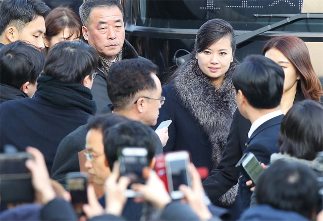 ▲ 北 현송월에 쏠린 관심 현송월 삼지연관현악단장이 이끄는 북한 예술단 사전점검단이 21일 오후 언론과 시민들의 관심속에 강릉 아트센터로 들어서고 있다. 개성공단 전면 중단 이후 처음으로 경의선 육로를 통해 방남한 7명의 북한 사전점검단은 1박2일 일정으로 강릉과 서울 공연장을 둘러보며 남측과 북한 예술단의 공연 일정 및 내용 등을 협의할 예정이다. 연합뉴스