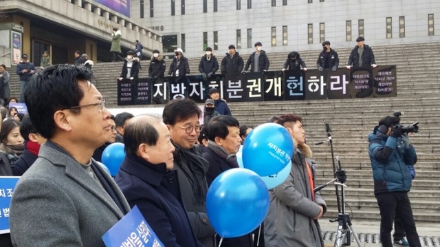 ▲ 최성 고양시장이 지난 20일 광화문 광장에서 개최된 자치분권 개헌 버스킹에서  “6.13 지방선거 시 자치분권 개헌 국민투표 이뤄져야 한다”고 주장했다.