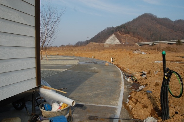 ▲ 창수면 운산리 캠핑장에 카라반 12대를 설치하기 위한 기초시설공사가 한창이다.