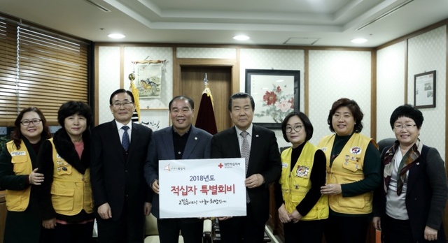 ▲ 화성시의회 적십자 특별회비 전달