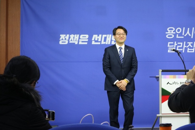 ▲ 22일 용인시청 브리핑룸에서 선대인 선대인경제연구소장이 용인시장 경선 출마 선언을 위한 기자회견을 하고 있다 (1)