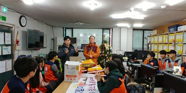 ▲ (사)영토지킴이독도사랑회(이운주 이사장)는 지난 21일 성남시 노숙인종합지원센터를 방문해 ‘위문 물품 전달 및 환경 정비 봉사활동’을 실시했다.