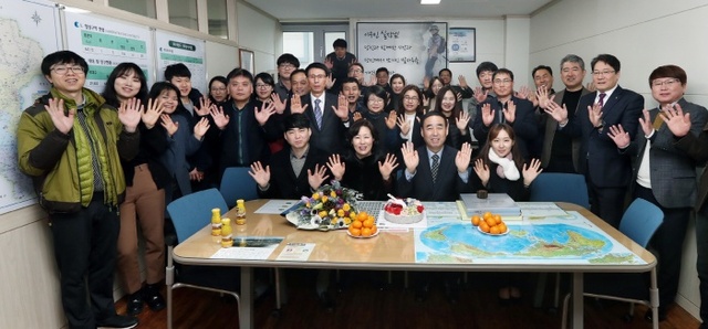 ▲ 직원들과 다과와 기념촬영하는 이실장과 가족(가운데탁자좌석우측에서2번째)