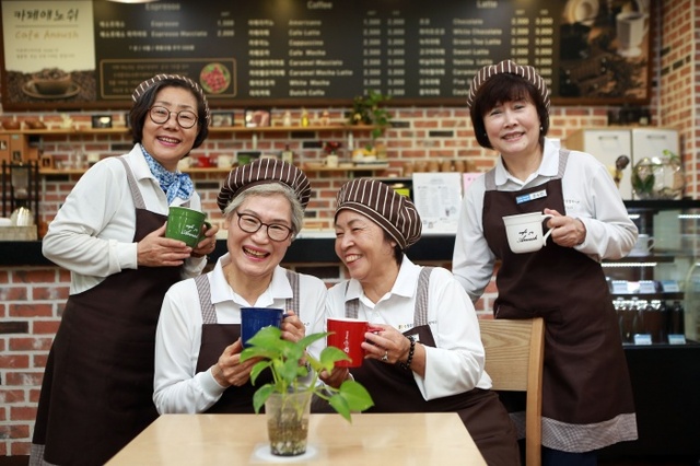 ▲ 성남시가 추진하는 노인 일자리, 사회활동 지원 사업에 지원한 참가자들이 실버 바리스타로활동하고 있다