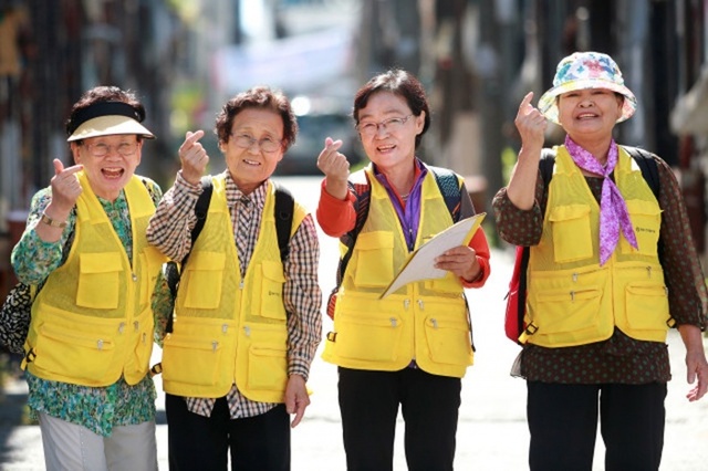 ▲ 성남시가 추진하는 노인 일자리, 사회활동 지원 사업에 지원한 참가자들이 우리동네 마을지킴이로 활동하고 있다
