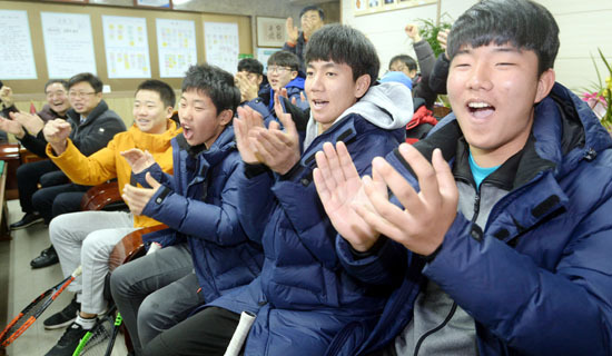 ▲ 호주 오픈 테니스 남자단식 8강전에서 정현(58위·한국체대)이 테니스 샌드그렌(97위·미국)을 제압하고 4강 진출을 확정진 24일 수원 삼일공업고등학교에서 정현 선수의 후배들과 학교 관계자들이 응원하고 있다. 조태형기자