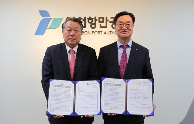 ▲ 24일 인천항만공사(IPA) 5층 접견실에서 IPA 남봉현 사장(오른쪽)과 인천시 화물차운송협회 심재선 이사장(왼쪽)이 업무협약을 체결하고 있다.  사진제공 IPA