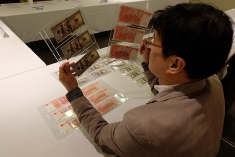 ▲ 은행연합회는 '2018 평창동계올림픽' 기간 동안 외화위폐의 국내 유입 증가가 우려됨에 따라 24일(수) 국가정보원과 공동으로 대국민 피해예방을 논의하기 위한 은행권 간담회를 개최했다. 사진은 은행 관계자가 위조샘플을 살펴보고 있는 모습