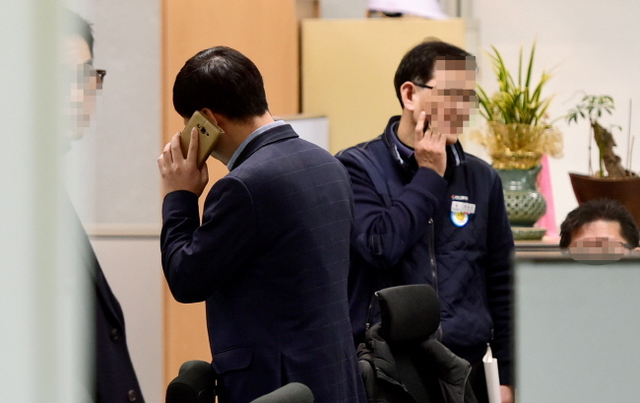 ▲ 24일 오전 인천시 남동구 인천교통공사 월미사업단 사무실에서 직원들의 당황스러운 모습속에 인천지검 특수부의 월미모노레일 사업관련 압수수색이 진행되고 있다.장용준기자