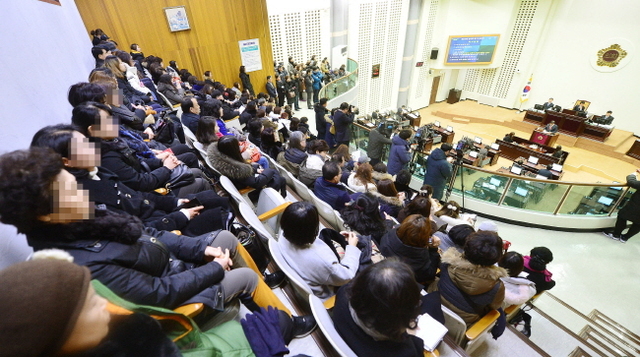 24일 오전 올해들어 첫번째로 개회된 인천시의회 제246회 임시회 제1차 본회의장 방청석을 가득 메운 사립유치원연합회 인천지회 및 인천시 옹진군 영흥도 주민등 민원인들이 시의원들의 발언을 경청하고 있다.장용준기자 