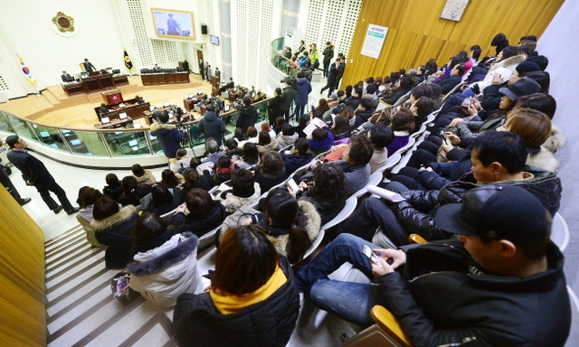 크기변환_20180124 올해 첫 인천시의회 본회의 방청석 가득 메운 민원인JUN_4304.jpg