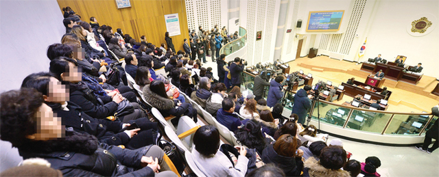 ▲ 24일 오전 올해들어 첫번째로 개회된 인천시의회 제246회 임시회 제1차 본회의장 방청석을 가득 메운 사립유치원연합회 인천지회 및 인천시 옹진군 영흥도 주민등 민원인들이 시의원들의 발언을 경청하고 있다. 장용준기자