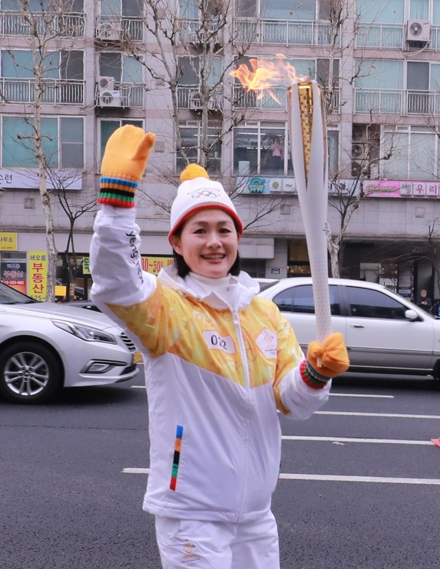 ▲ 2018 평창동계올림픽 성화봉송 서울 사당구간서 성화봉을 들고 달리고 있는 이진숙 동아오츠카 상무.동아오츠카 제공