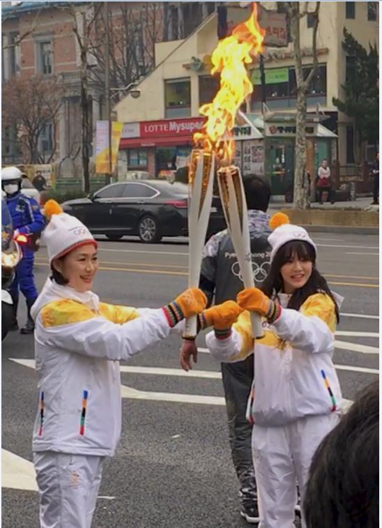 ▲ 이진숙 동아오츠카 상무(왼쪽)가 걸그룹 AOA의 지민양으로부터 성화를 인계받고 있다.동아오츠카 제공