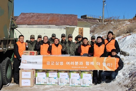 ▲ 한화시스템㈜ 직원들이 24일 대관령 황병산을 직접 찾아가 동계올림픽 지원 임무를 수행 중인 방공포대에 감사의 마음을 전했다. 사진/한화시스템 제공