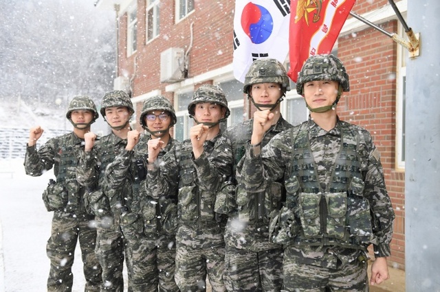 ▲ 위기에 처한 고령의 할머니를 구한 해병대 백호연대 장병들(좌측부터 윤효성 상병, 박철수 병장, 조용로 하사, 박해준 중사, 강희성 병장, 강동균 일병)