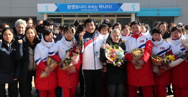 ▲ 북한 여자 아이스하키 선수단이 25일 오후 충청북도 진천군 국가대표선수촌 빙상훈련장에 도착. 한국 선수단과 기념촬영을 하고 있다.연합뉴스