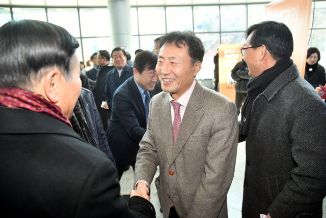 ▲ 임해규 경기교육포럼 대표가(왼쪽) 25일 경기도경제과학진흥원에서 '임해규의 미래학교'란 제목의 저서 출판기념회를 가졌다. 행사장을 찾은 축하객들이 2018 전국동시지방선거 경기도 교육감 출마 후보인 임해규 대표를 격려해주고 있다. 김시범기자