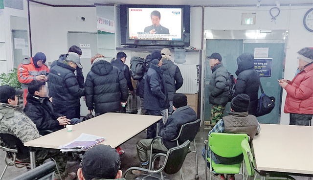 ▲ 한파가 계속되면서 도내‘인력시장’ 또한 꽁꽁 얼어붙고 있다. 25일 오전 화성시 병점역 인근의 한 인력사무소에서 건설 일용직 노동자들이 언몸을 녹이며 일감을 기다리고 있다.  임성봉기자