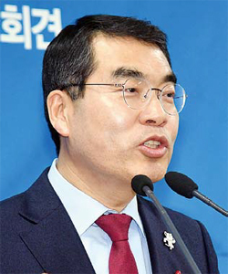 ▲ 양기대 광명시장이 25일 경기도의회에서 더불어민주당 경기지사 후보 경선 출마선언을 하고 있다.  전형민기자