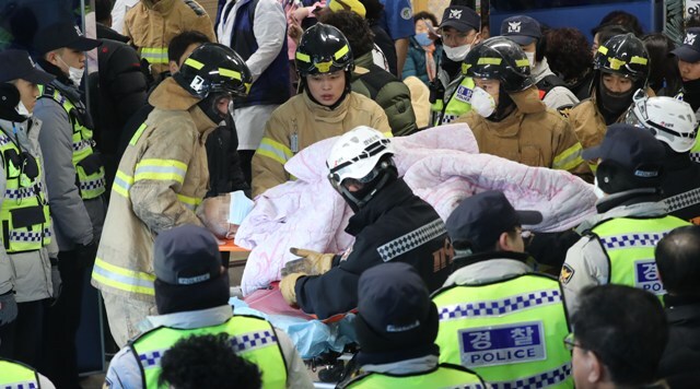 ▲ 26일 오전 7시 30분께 경남 밀양시 가곡동 세종병원에서 불이나 소방대원이 환자를 이송하고 있다. 현재 인명피해와 화재원인을 조사하고 있다.   /연합
