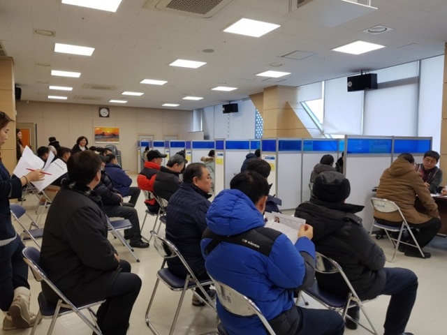 ▲ 광명시 철산3동 주민센터에서 개최된 동 주민센터 소규모 일자리박람회에서 구직자들이 채용 면접을 기다리고 있다. 광명시 제공