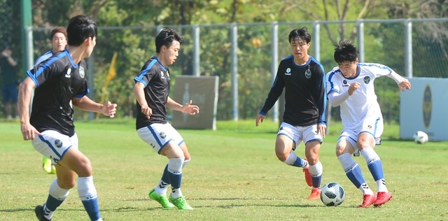 ▲ 프로축구 K리그 클래식 인천 유나이티드 선수들이 28일 오전 전지훈련지인 태국 치앙마이의 알파인 리조트 축구장에서 백티과 흑팀으로 나뉘어 실전같은 연습경기를 갖고 있다.