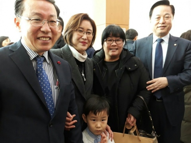 ▲ 출판기념회 사진(김두관 국회의원과 함께)