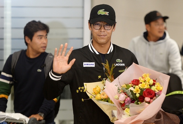 ▲ 역사상 처음으로 메이저대회 4강 진출의 쾌거를 거둔 정현 선수가 28일 오후 인천국제공항 제2여객터미널에서 손을 흔들며 입국하고 있다.장용준기자