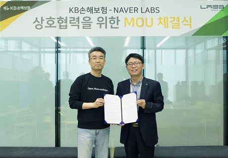 ▲ 네이버랩스와 KB손해보험이 상호 협력을 통해 네이버랩스가 개발한 차량용 인포테인먼트 플랫폼 ‘어웨이’에 KB손해보험 고객이 이용할 수 있는 자동차보험 연계서비스를 개발, 탑재할 계획이다. 사진/네이버 제공