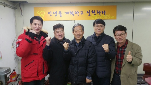 ‘기술’로 제2의 인생에 도전하려는 이들이 늘고 있다. 사진은 한국폴리텍대학 성남캠퍼스의 냉동공조설치원 과정에 참여한 수료생들이 이종천 전문강사(사진 가운데)와 함께 화이팅을 외치는 모습.(사진_강현숙기자)