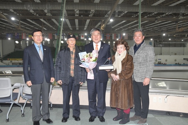 ▲ 오세창 동두천시장이 최근 빙상 발전에 기여한 공로로 한국실업빙상경기연맹과 대한빙상경기연맹으로부터 잇따라 공로패를 받았다. 사진은 지난 12일 한국실업빙상경기연맹으로부터 공로패를 받은 오세창 시장(가운데)이 관계자들과 기념촬영을 하고 있다.동두천시청 제공