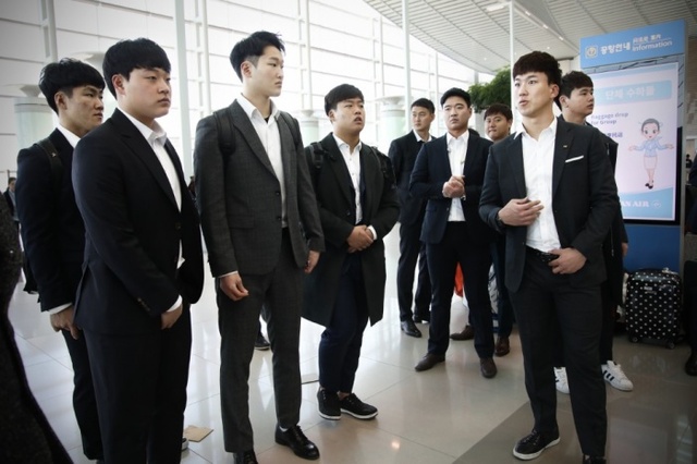 ▲ 29일 오후 인천국제공항을 통해 미국 로스앤젤레스로 출국한 kt wiz 선수들이 출국 전 모여 이야기를 나누고 있다. kt wiz 제공
