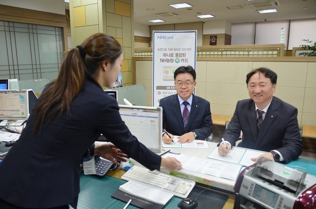 ▲ 남창현 농협중앙회 경기지역본부장, 권준학 NH농협은행 경기영업본부장이 29일 경기영업부에서  ‘NH농협 콕카드’ 가입 행사를 진행하고 있다. 경기농협 제공