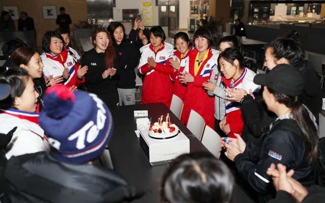 ▲ 지난 28일 오후 충북 진천 국가대표선수촌에서 남북 여자아이스하키 선수들이 생일을 맞이한 북측 선수들을 축하해주고 있다.대한체육회 제공
