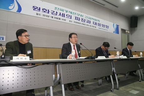 ▲ 한국경제연구원은 29일 서울 여의도 전경련회관 컨퍼런스센터에서 개최한 '원화강세의 파장과 대응방향' 긴급좌담회에서채희율 경기대 교수(왼쪽부터), 오정근 ICT융합학회 회장, 김정식 연세대 교수, 김소영 서울대 교수가 토론을 벌였다. 사진/전경련 제공