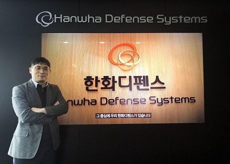 ▲ 한화디펜스는 광전자연구센터 소속 김광진 박사가 2018 앨버트 넬슨 평생공로상 수상자로 선정돼 마르퀴스 후즈후 인명사전에 등재됐다. 사진/한화디펜스 제공