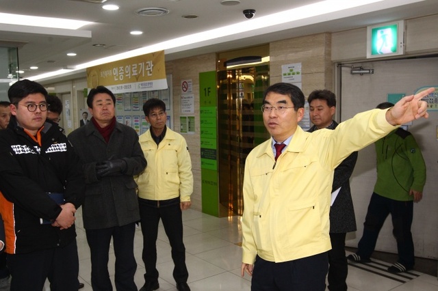 ▲ 양기대 광명시장이  광명소방서 및 민간전문가와 함께 화재취약시설 긴급 안전점검을 실시하고있다. 광명시 제공